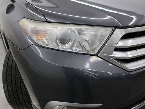 Used 2012 Toyota Highlander Limited w/ Tow Pkg AWD/4WD image 4