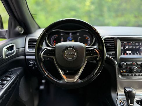Used 2020 Jeep Grand Cherokee Laredo AWD/4WD image 17