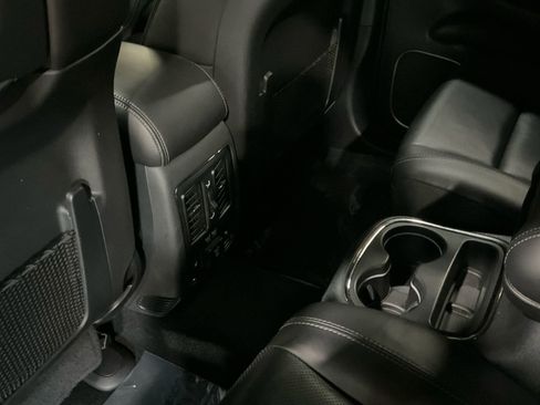 Used 2019 Dodge Durango R/T w/ Technology Group image 32