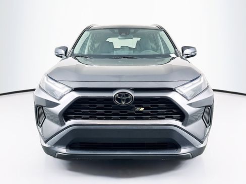 Used 2022 Toyota RAV4 XLE w/ Convenience Package FWD image 2