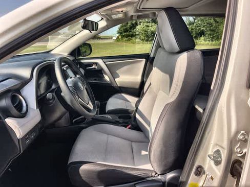 Used 2018 Toyota RAV4 XLE FWD image 11