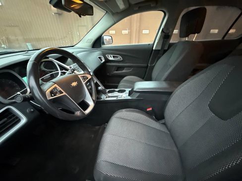 Used 2017 Chevrolet Equinox LT image 2