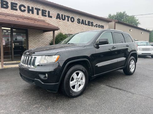 Used 2011 Jeep Grand Cherokee Laredo w/ Security & Convenience Group AWD/4WD image 2