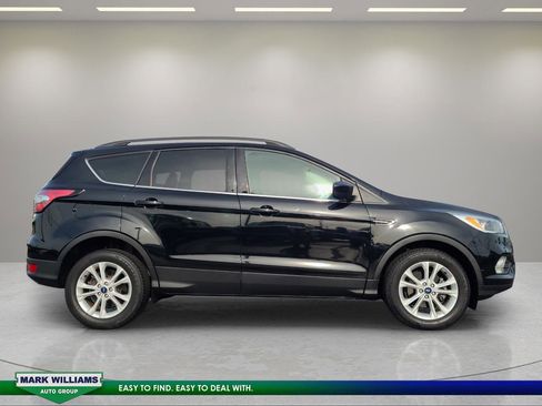 Used 2018 Ford Escape SE FWD image 2