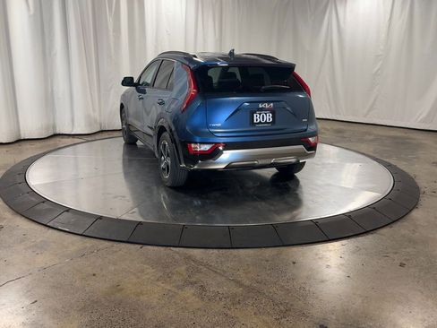 Certified 2025 Kia Niro SX image 7