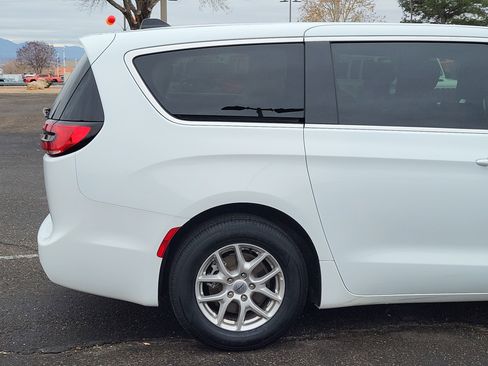 Used 2024 Chrysler Pacifica Touring-L image 6