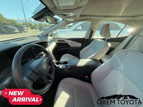 Used 2025 Toyota Camry XLE w/ Premium Package AWD/4WD image 5