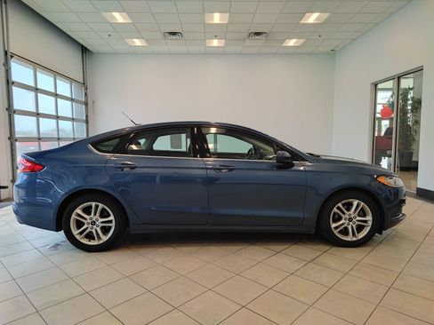 Used 2018 Ford Fusion SE w/ Fusion SE Technology Package FWD image 2