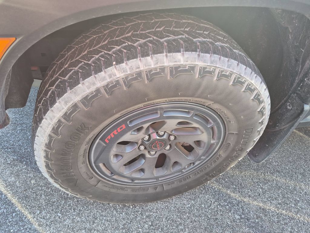 Used 2025 Nissan Frontier PRO-4X AWD/4WD image 3