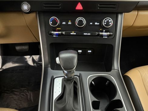 Used 2024 Kia Carnival LX image 21