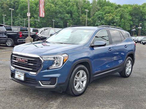 Used 2024 GMC Terrain SLE w/ Driver Convenience Package FWD image 3