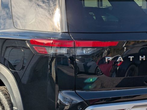 Used 2023 Nissan Pathfinder SL image 13