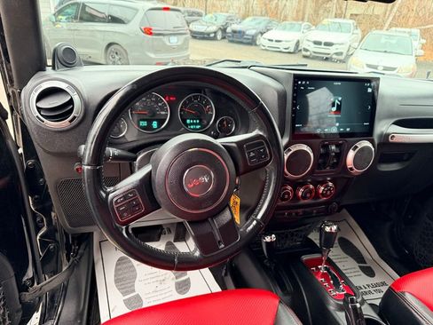 Used 2013 Jeep Wrangler Unlimited Sahara image 19