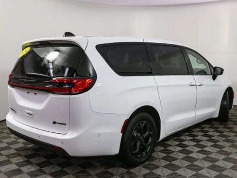 Used 2024 Chrysler Pacifica Select image 13