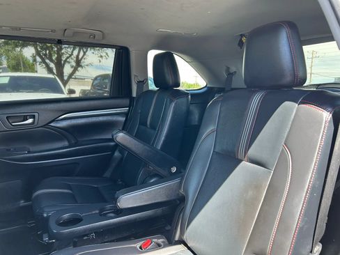 Used 2019 Toyota Highlander SE w/ Carpet Mat Package (TMS) FWD image 17