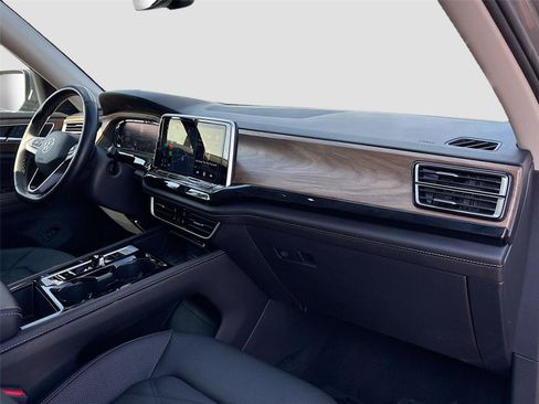 Used 2025 Volkswagen Atlas SE image 30