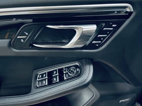 Used 2017 Porsche Macan AWD/4WD image 33