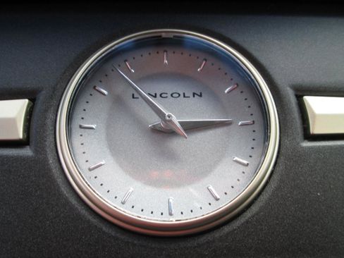 Used 2005 Lincoln Town Car Signature RWD image 22