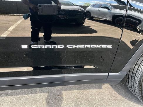 Used 2023 Jeep Grand Cherokee L Limited AWD/4WD image 10