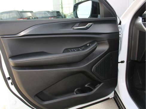 New 2025 Jeep Grand Cherokee Altitude image 9