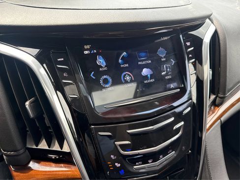 Used 2020 Cadillac Escalade Luxury AWD/4WD image 12