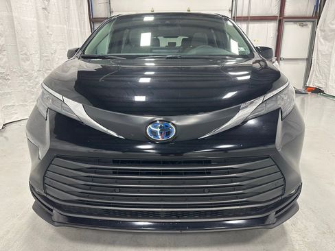 Used 2025 Toyota Sienna XLE image 2