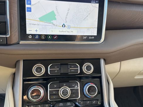 Used 2021 GMC Yukon Denali w/ Denali Premium Package image 12