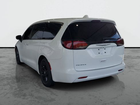 Used 2017 Chrysler Pacifica LX FWD image 3