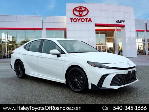 Certified 2025 Toyota Camry SE image 1