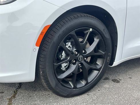 New 2026 Chrysler Pacifica Limited image 9
