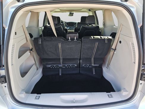 Used 2023 Chrysler Pacifica Limited image 26
