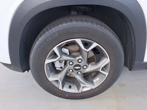 Used 2025 Chevrolet Trax LT FWD image 30