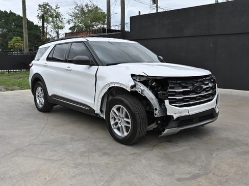 Used 2025 Ford Explorer Active w/ Active Comfort Package image 2