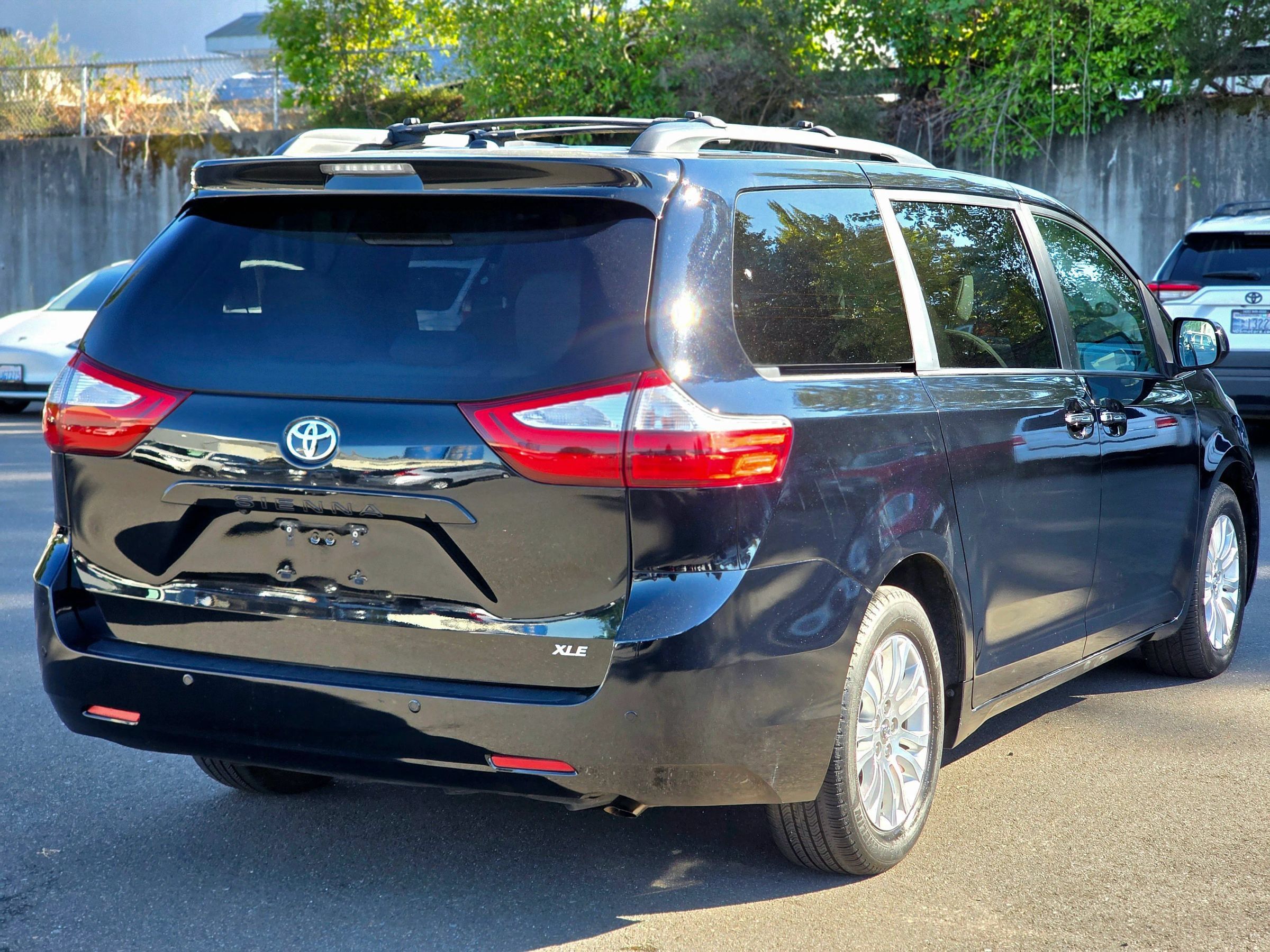 Used 2017 Toyota Sienna XLE w/ XLE Navigation Package FWD image 12