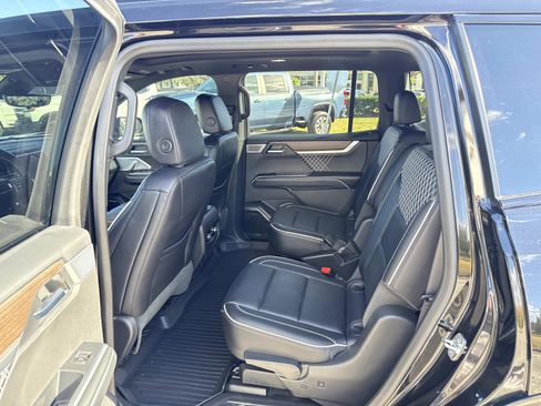 Used 2025 GMC Acadia Denali w/ Super Cruise Package image 14