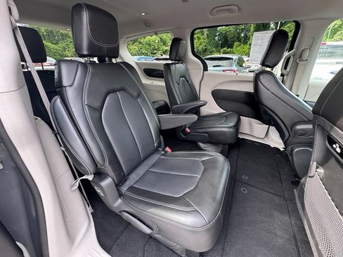 Used 2023 Chrysler Pacifica Touring-L FWD image 26