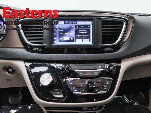 Used 2023 Chrysler Voyager LX image 12