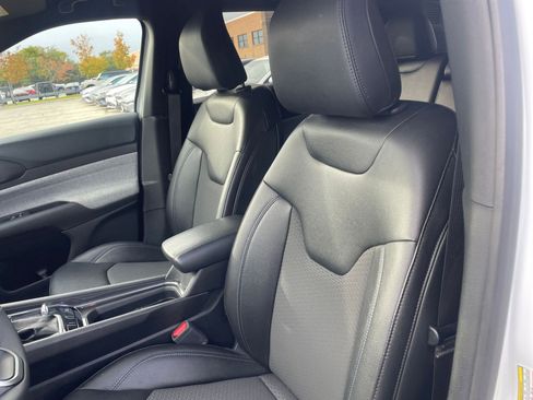 Used 2025 Jeep Compass Latitude image 36