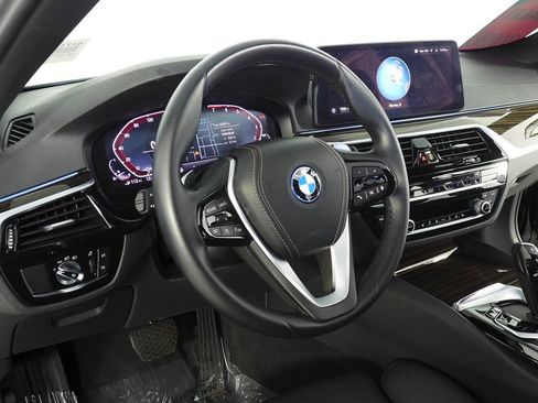 Used 2023 BMW 530e w/ Premium Package image 30