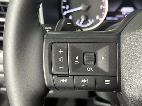 Used 2025 Nissan Rogue SV FWD image 28