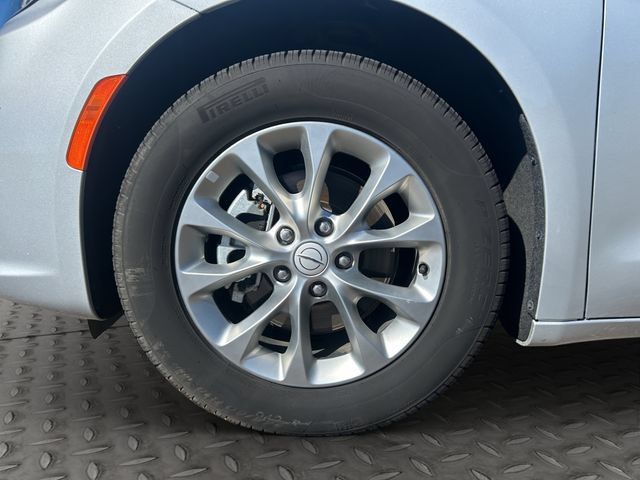 Used 2026 Chrysler Pacifica Limited FWD image 27
