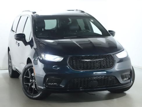 Used 2023 Chrysler Pacifica Touring-L w/ Uconnect Theater Family Group AWD/4WD image 2