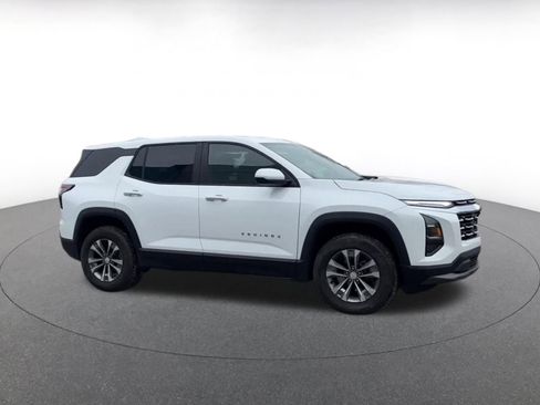 Used 2025 Chevrolet Equinox LT image 2