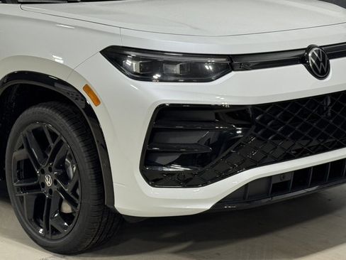 New 2026 Volkswagen Tiguan SE R-Line image 3