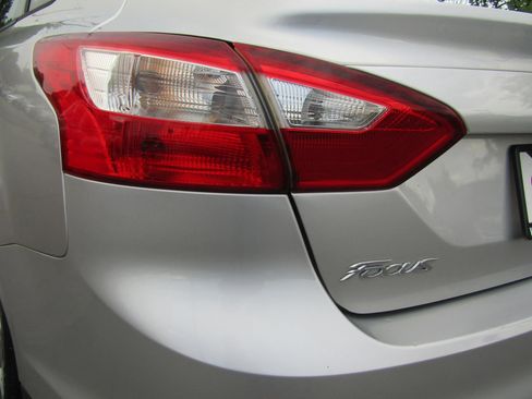 Used 2013 Ford Focus SE w/ SE Winter Pkg FWD image 10