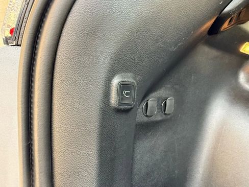 Used 2020 Jeep Cherokee Limited AWD/4WD image 32