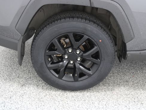 Used 2024 Toyota RAV4 LE FWD image 6