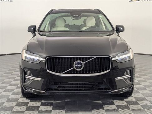 Used 2022 Volvo XC60 B5 Momentum image 3