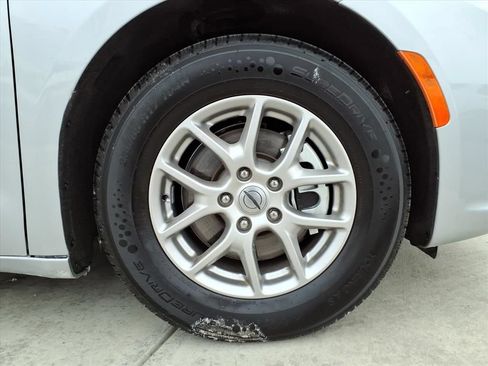 Used 2024 Chrysler Pacifica Touring-L FWD image 9