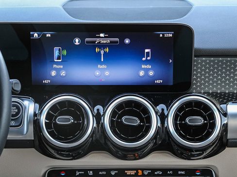 Used 2025 Mercedes-Benz GLB 250 4MATIC image 14